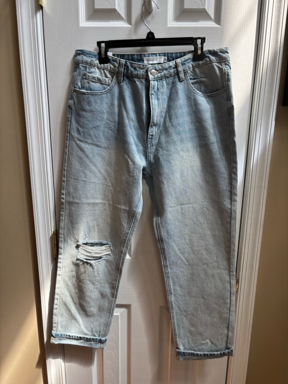 TNR Woman’s Boutique Distressed Holes Light Wash Cropped Jeans, Size 30, NWOT